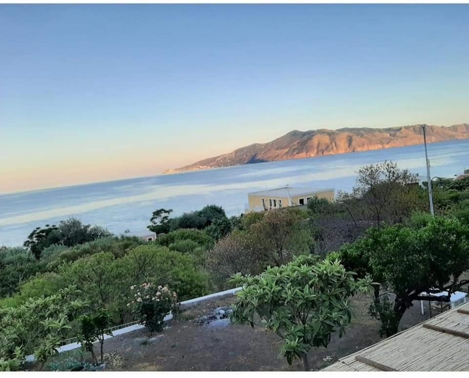 Villa Insolia Санта Марина Салина Стая снимка